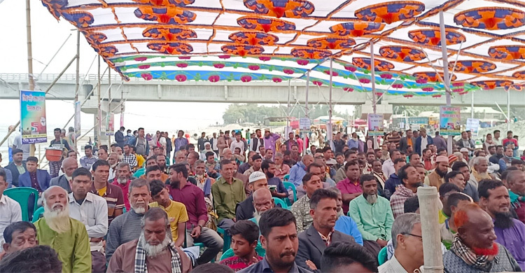 ন্যায্য হিস্যার দাবিতে তিস্তাপাড়ে হাজারো মানুষের অবস্থান