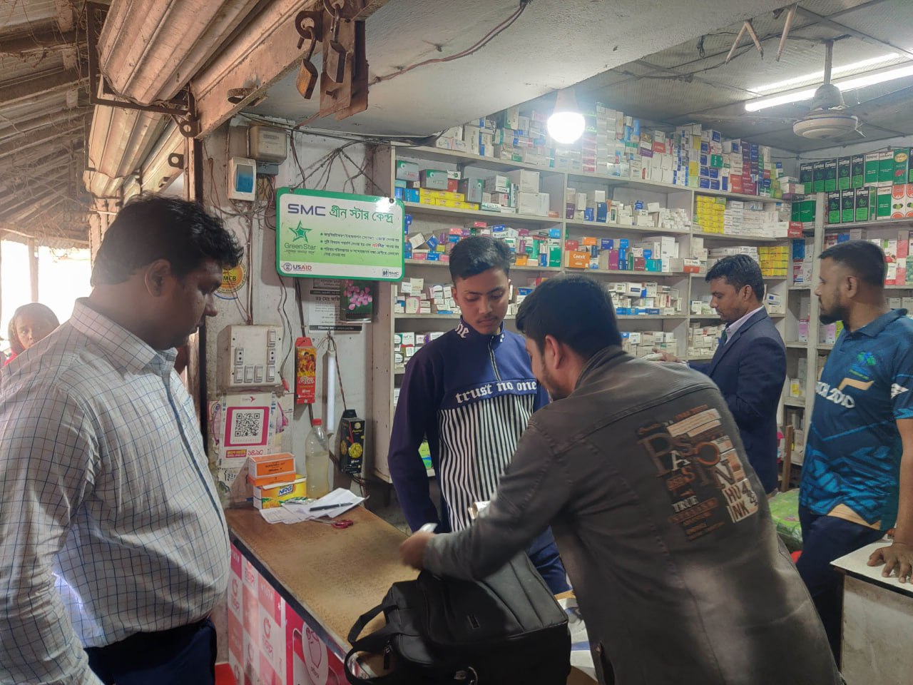 হিলিতে ফিজিশিয়াল স্যাম্পল বিক্রয়ের দায়ে ২ দোকানকে জরিমানা