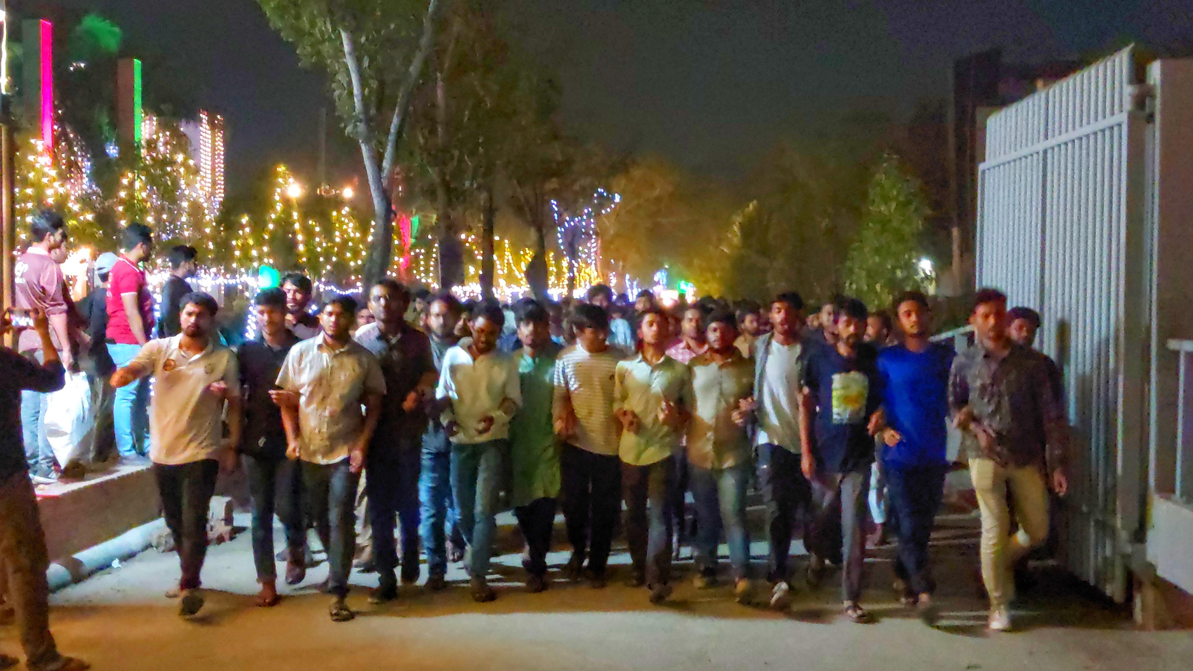 কুয়েটে নৃশংস হামলা, মধ্যরাতে খুবিতে প্রতিবাদ মিছিল