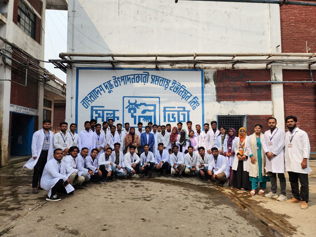 ইন্ডাস্ট্রিয়াল ট্যুরে গবির ভেটেরিনারি অনুষদের শিক্ষার্থীরা
