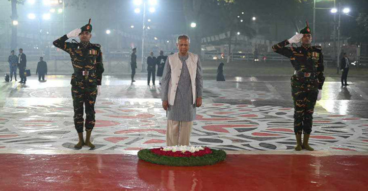 শহীদ মিনারে রাষ্ট্রপতি-প্রধান উপদেষ্টার পুষ্পস্তবক অর্পণ