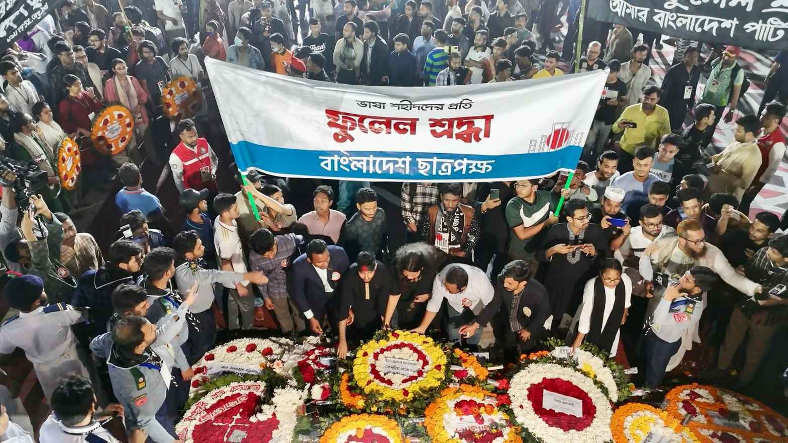 শ্রদ্ধা জানাতে শহীদ মিনারে মানুষের ঢল