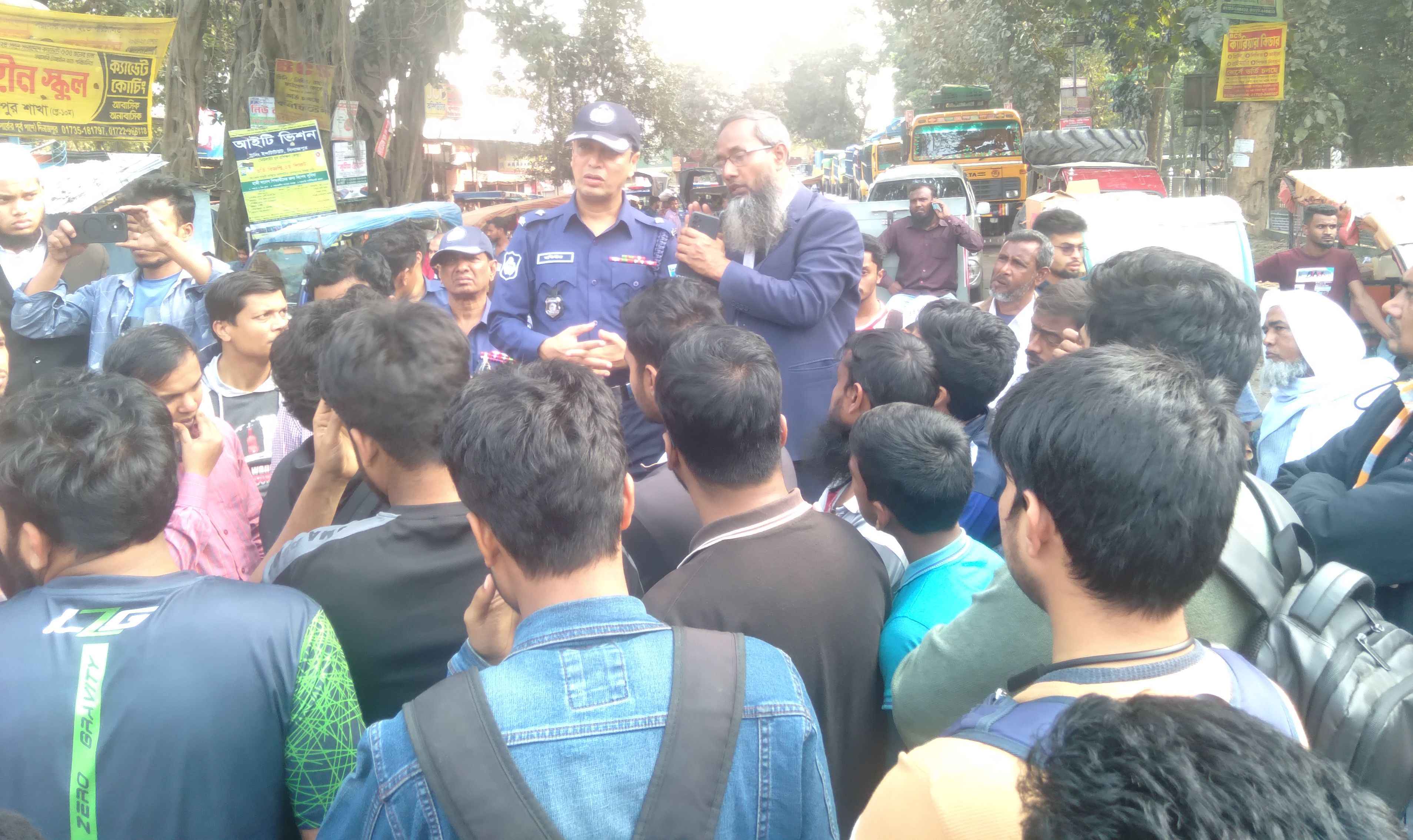 হাবিপ্রবি শিক্ষার্থীদের সড়ক অবরোধ, ৬ ঘণ্টা পর যান চলাচল স্বাভাবিক