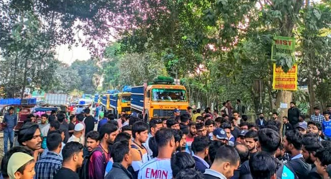 হাবিপ্রবি শিক্ষার্থীকে মারধরের অভিযোগে সড়ক অবরোধ, মধ্যরাতে থানায় সুরাহা