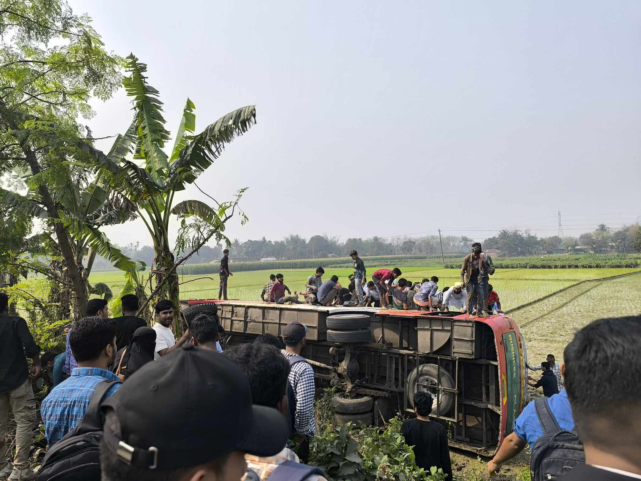 নিয়ন্ত্রণ হারিয়ে উল্টে গেল ইবির শিক্ষার্থীবাহী বাস, আহত ২০