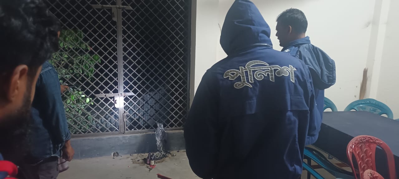 আলফাডাঙ্গায় বিএনপি'র দলীয় কার্যালয়ে পেট্রলবোমা বিস্ফোরণ,  ৪টি উদ্ধার