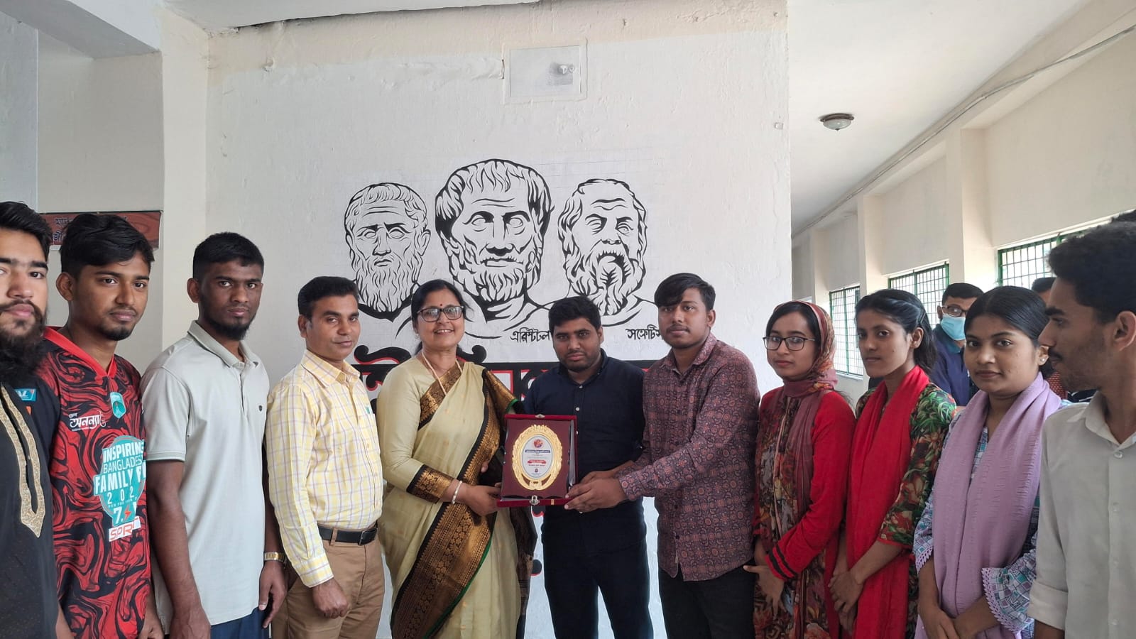 অধ্যক্ষকে বিদায়ী সংবর্ধনা দিল সতিকসাস