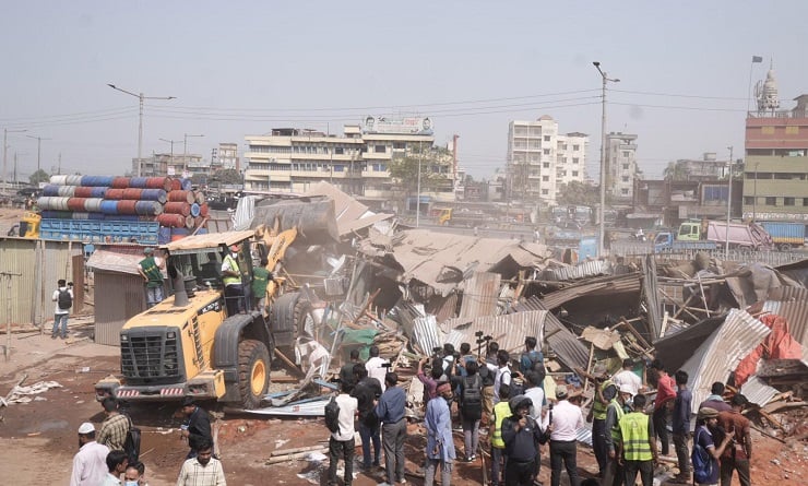 গাবতলী বেড়িবাঁধে অর্ধশতাধিক অবৈধ স্থাপনা উচ্ছেদ