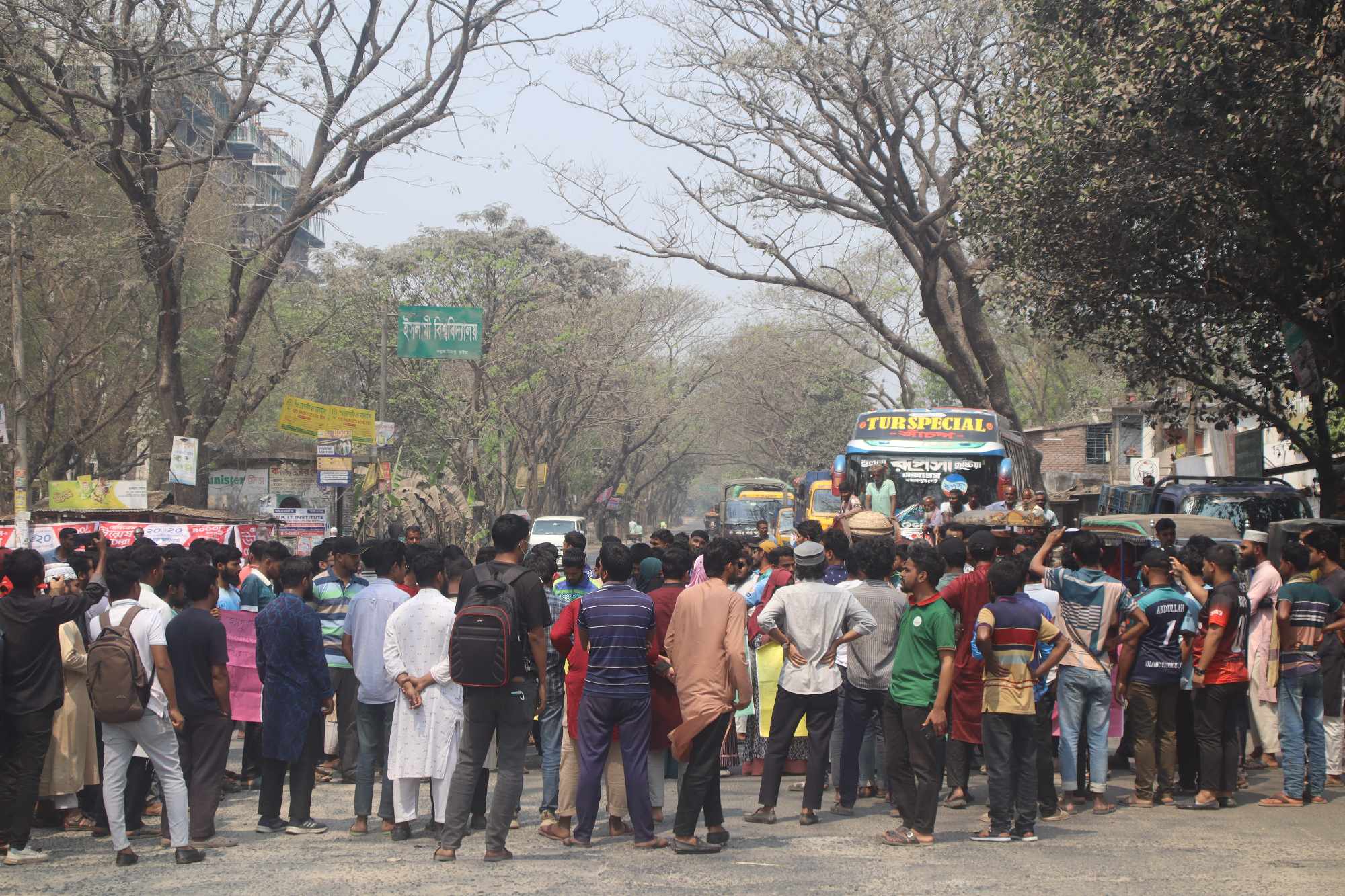 মহাসড়ক অবরোধ করে ইবি শিক্ষার্থীদের বিক্ষোভ: ধর্ষকদের শাস্তি মৃত্যুদন্ড নিশ্চিতের দাবি