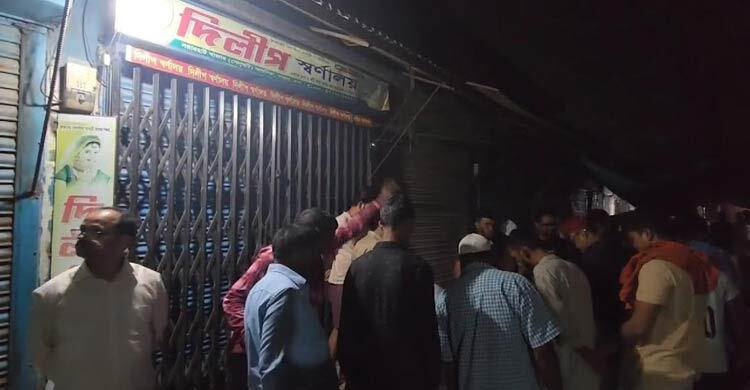 আশুলিয়ায় ককটেল ফাটিয়ে স্বর্ণের দোকানে ডাকাতি, মালিককে কুপিয়ে হত্যা