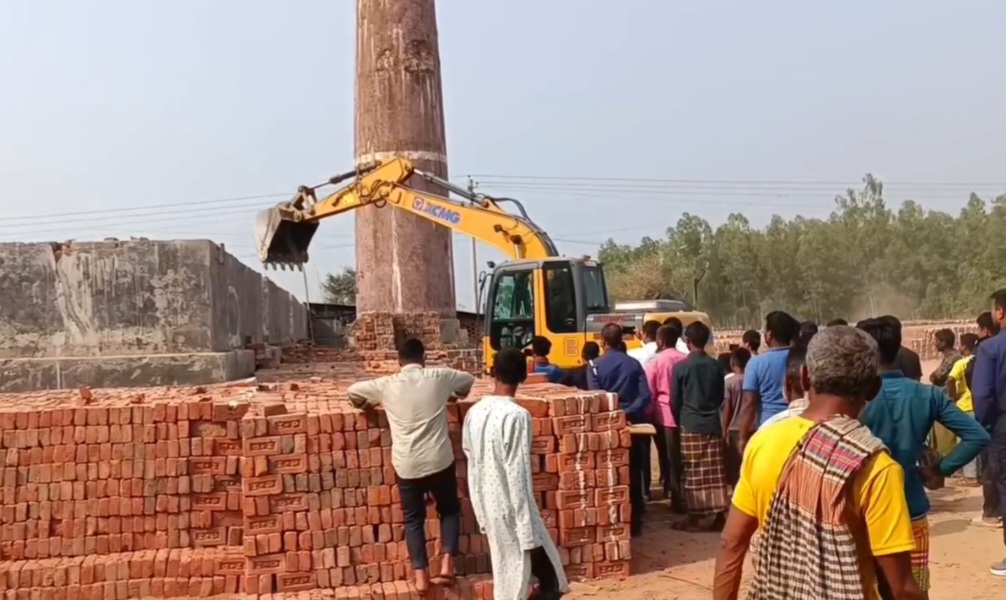 হিলিতে গুড়িয়ে দেওয়া হয়েছে ভাটা, লাখ টাকা জরিমানা