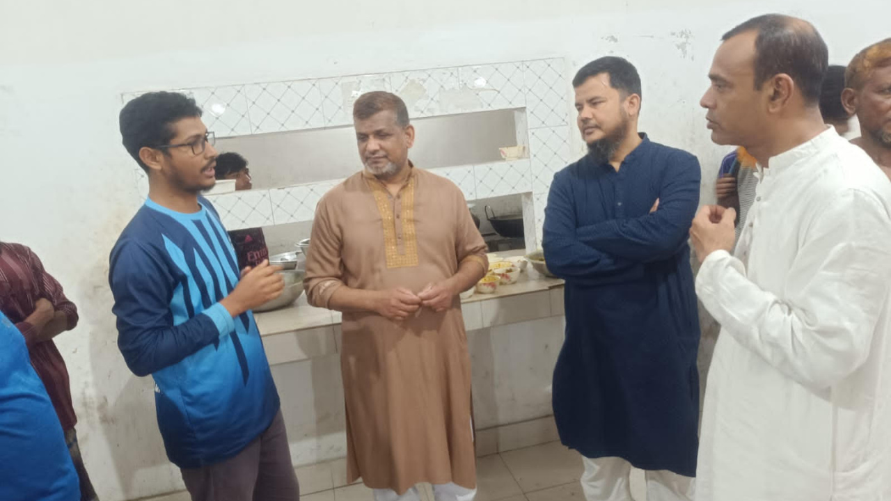 সাহরির সময়ে ডাইনিং-ক্যান্টিন পরিদর্শনে শেকৃবি প্রশাসন