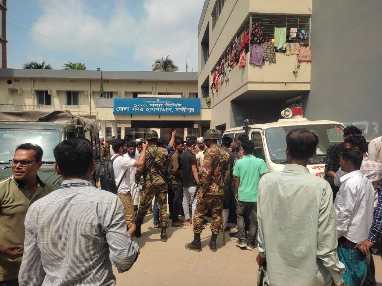 দালালদের দৌরাত্ম্য: লক্ষ্মীপুর সদর হাসপাতালে যৌথ বাহিনীর অভিযান