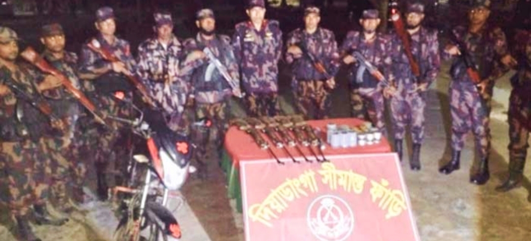 ভূরুঙ্গামারী সীমান্তে ভারত থেকে আসা বিপুল পরিমাণ অস্ত্র ও গোলাবারুদ উদ্ধার