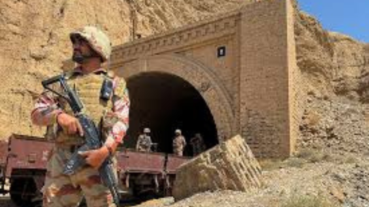 পাকিস্তানে পৃথক বোমা হামলায় নিহত ১২