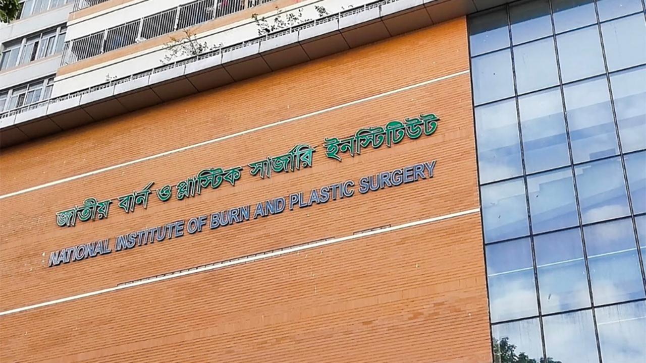 নারায়ণগঞ্জে গ্যাস লিকেজ থেকে বিস্ফোরণ, স্বামী-স্ত্রীসহ দগ্ধ ৩