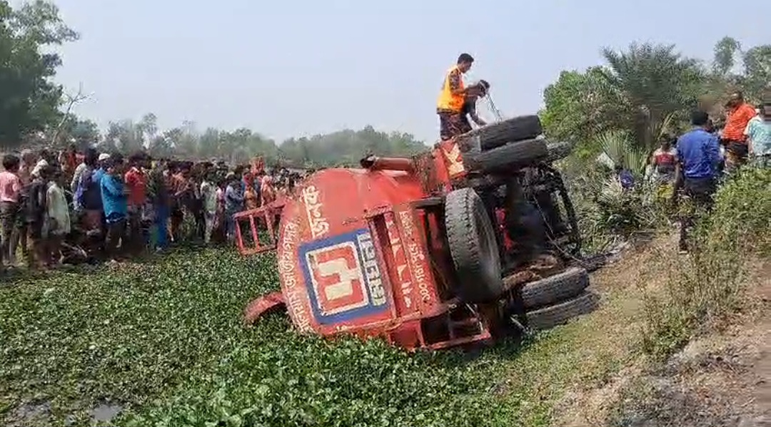 হিলিতে নিয়ন্ত্রণ হারিয়ে ট্যাংক লরি খাদে, হেলপার-ম্যানেজার সহ নিহত দুই