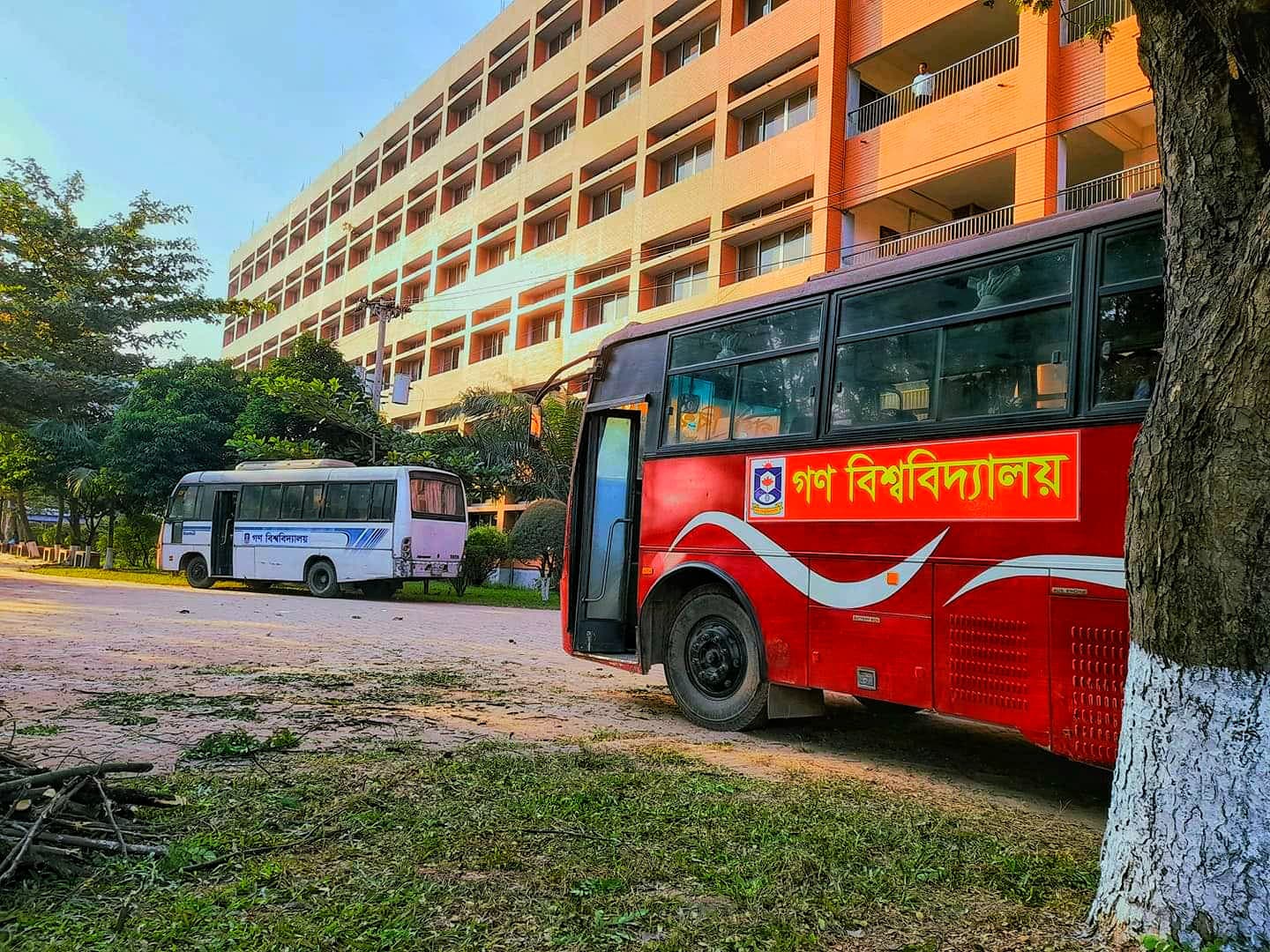 গণ বিশ্ববিদ্যালয়ের শিক্ষার্থীদের বাস আছে ‘আশ্বাসে’