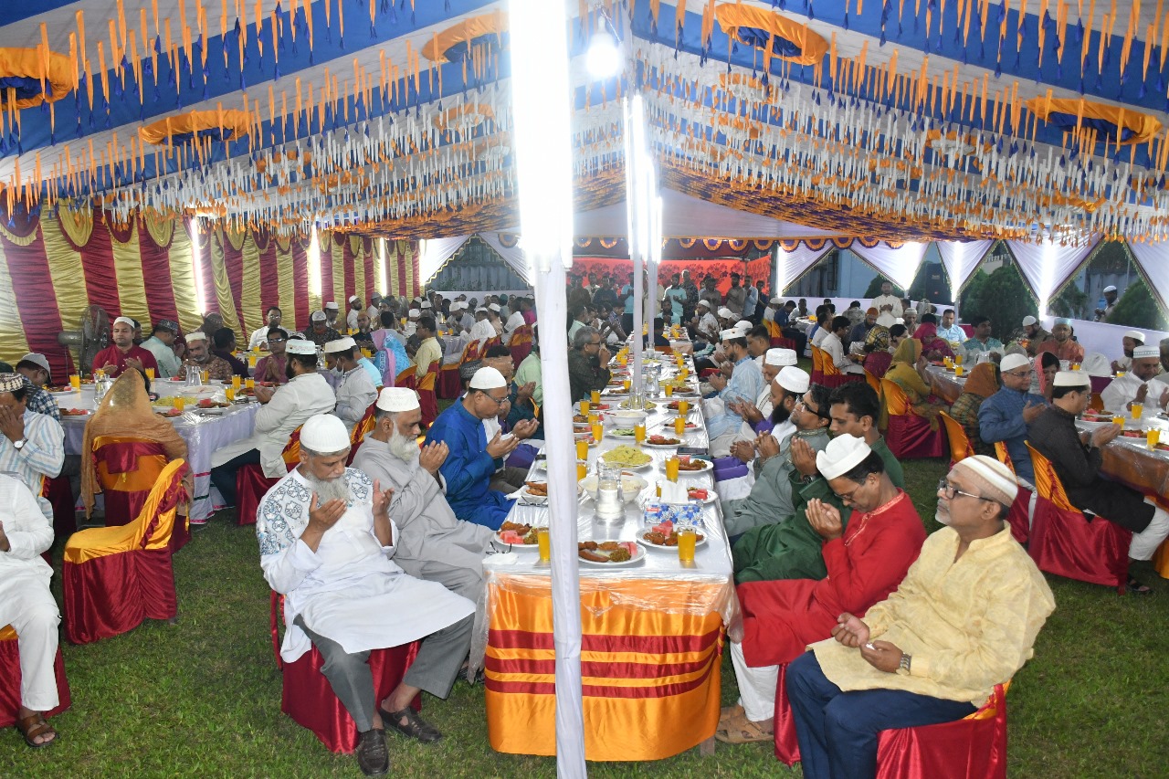 বিশ্ববিদ্যালয়ের শিক্ষক, কর্মকর্তা ও কর্মচারীদের নিয়ে ইফতার করলেন বাকৃবি উপাচার্য