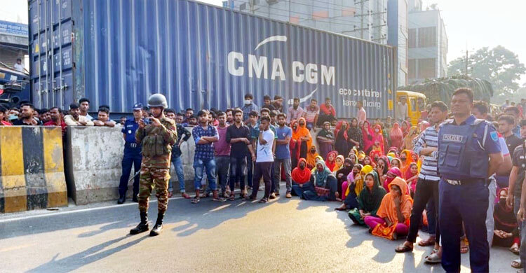 কারখানার গেটে তালা, বেতন-বোনাসের দাবিতে সড়কে শ্রমিকরা