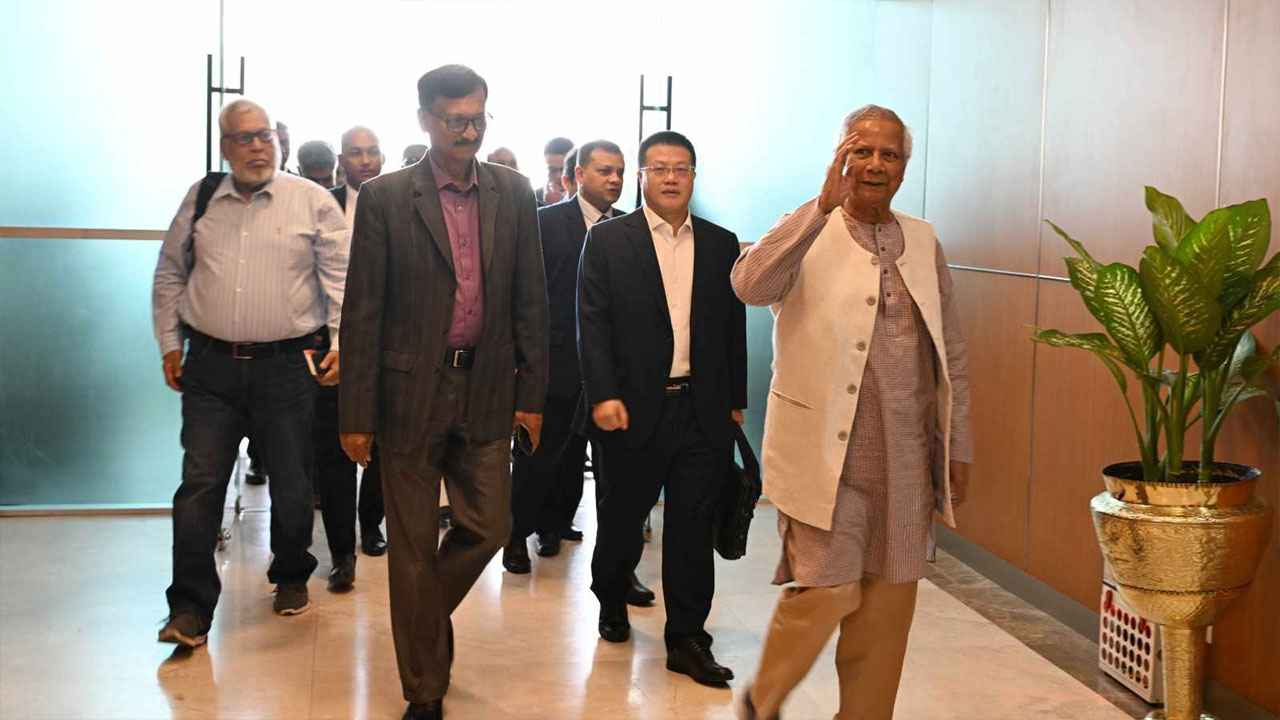 চীনের উদ্দেশে ঢাকা ছেড়েছেন প্রধান উপদেষ্টা