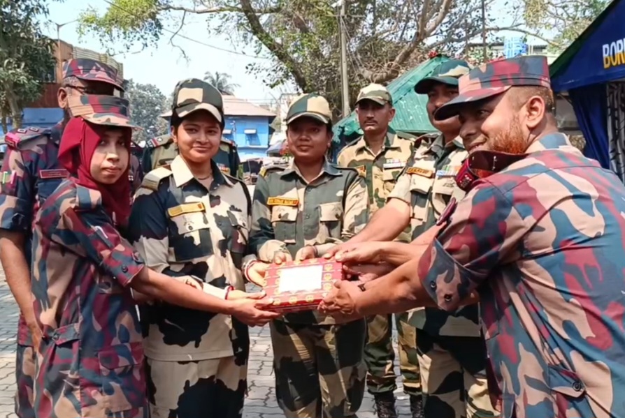 বিএসএফ'কে মিষ্টি উপহার দিয়ে স্বাধীনতা দিবসের শুভেচ্ছা জানাল বিজিবি