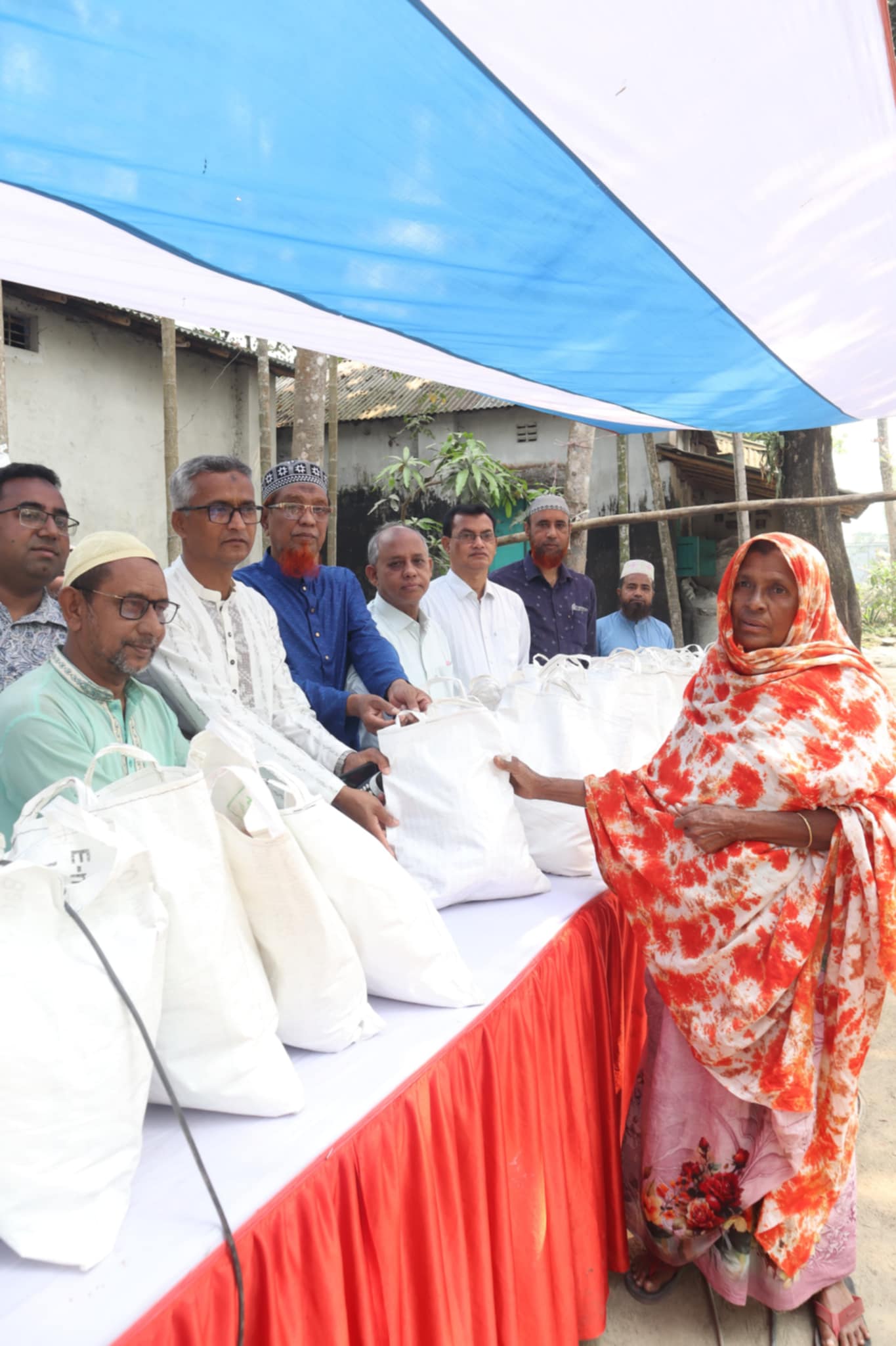 মালেকা-আফছার ওয়েলফেয়ার ফাউন্ডেশনের উদ্যোগে ঈদ সামগ্রী বিতরণ