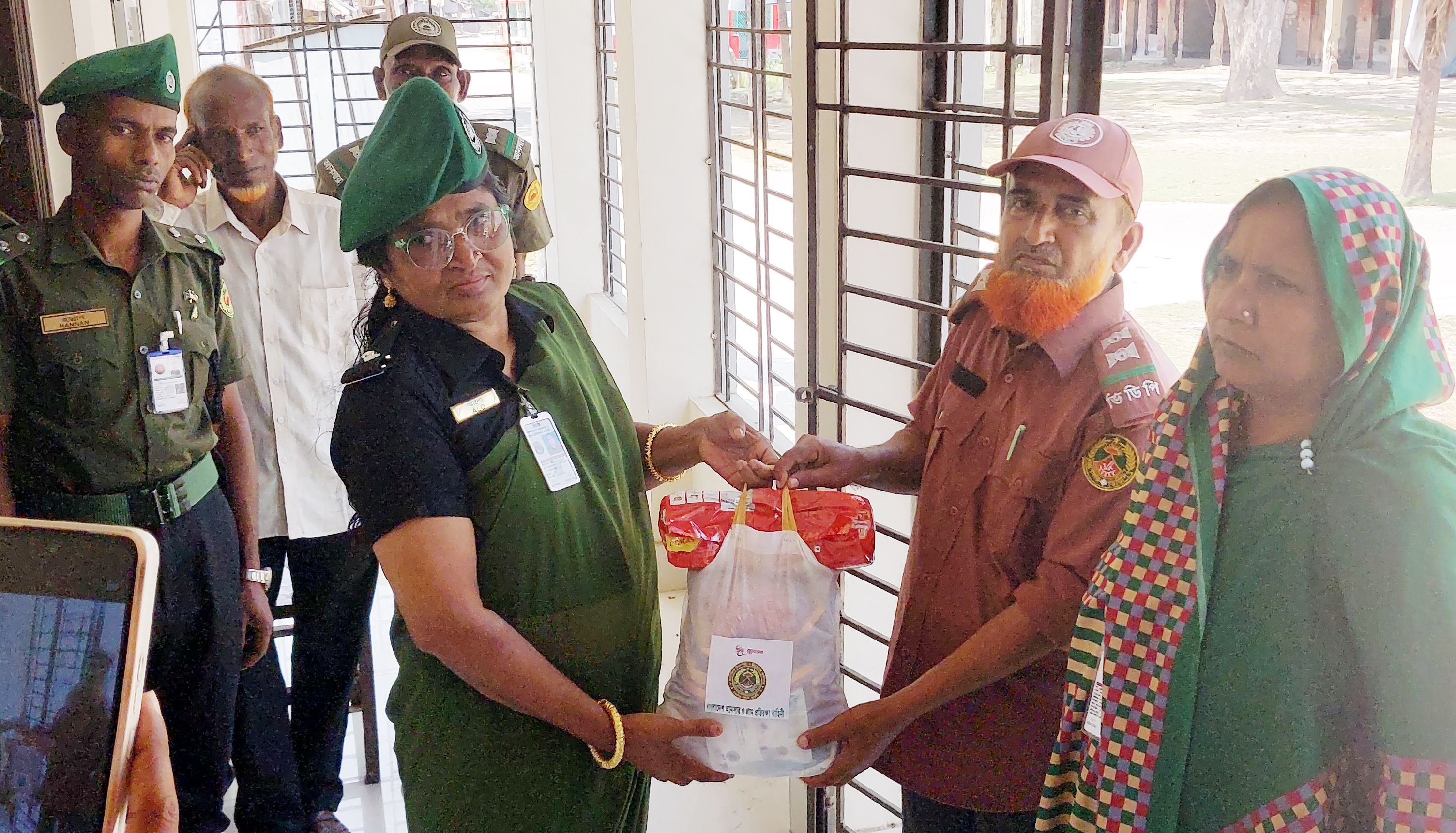 মোরেলগঞ্জে আনসার-ভিডিপি কর্মকর্তার বিরুদ্ধে ঈদ সামগ্রী বিতরণে অনিয়মের অভিযোগ