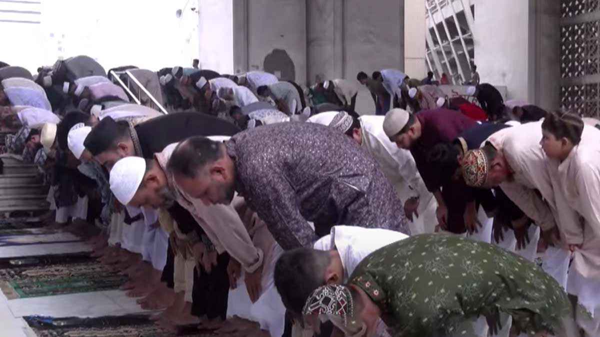 বিশেষ মোনাজাতে দেশ-জাতির কল্যাণ ও ফিলিস্তিনে শান্তি কামনা