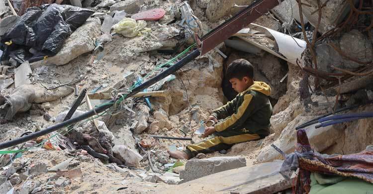 স্কুলের ধ্বংসস্তূপে সন্তানদের ডাকছেন বাবা-মায়েরা