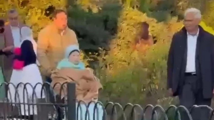 তারেক রহমানের সঙ্গে পার্কে ঘুরলেন বেগম খালেদা জিয়া