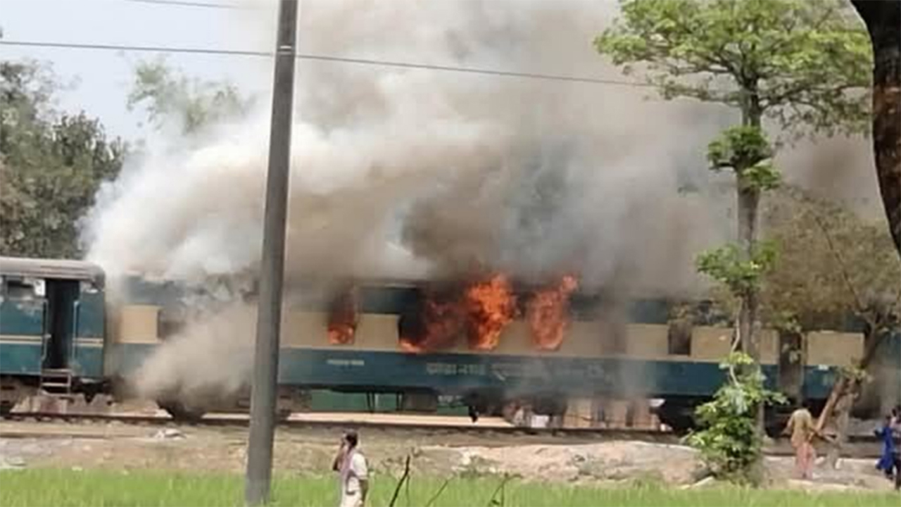 ট্রেনে আগুন, ঢাকা-ময়মনসিংহ রেল যোগাযোগ বন্ধ