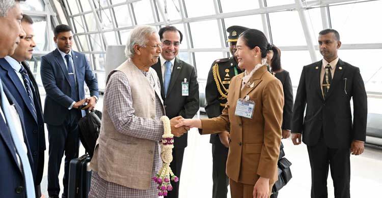ব্যাংকক পৌঁছেছেন প্রধান উপদেষ্টা