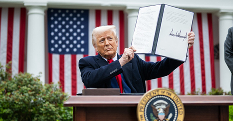 ট্রাম্পের শুল্কনীতি: তীব্র প্রতিক্রিয়া ইউরোপে, পাল্টা ব্যবস্থার হুমকি চীনের