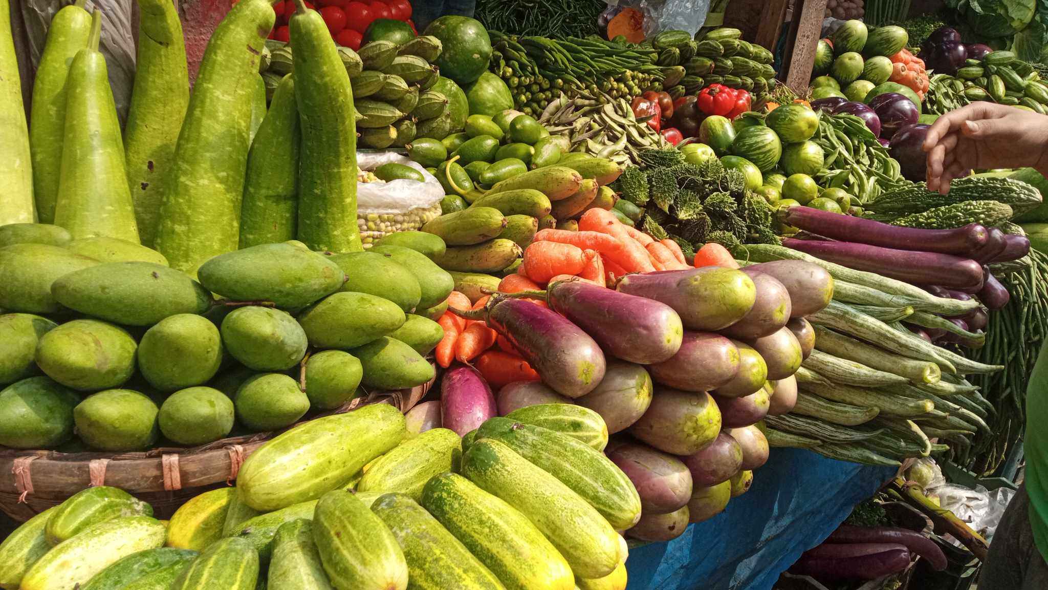 ছুটির প্রভাব: আশির নিচে সবজি মেলাই ভার