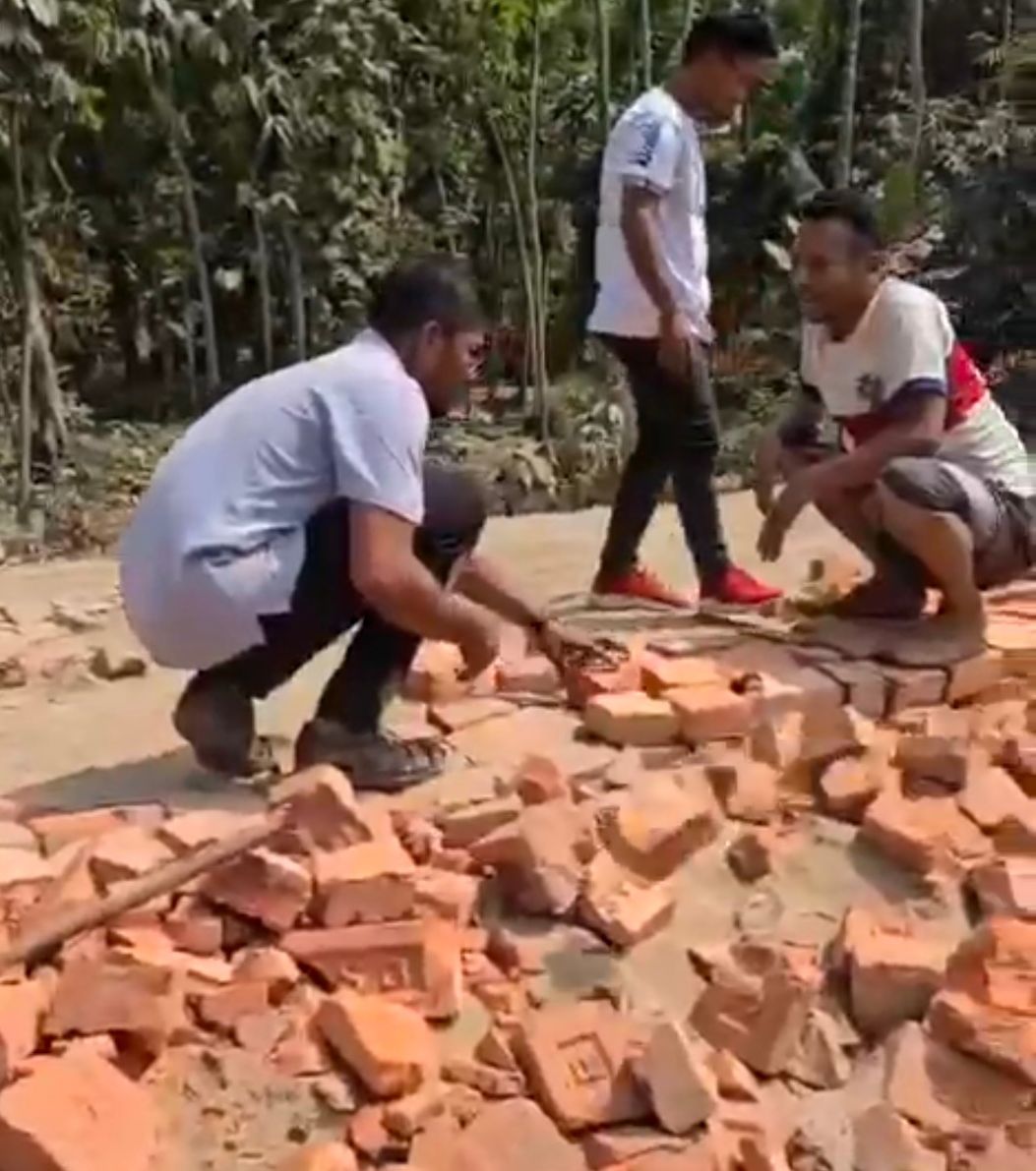 ঝালকা‌ঠি‌তে রাস্তা সংস্কার করলো কেন্দ্রীয় ছাত্রদল নেতা মাসুদ