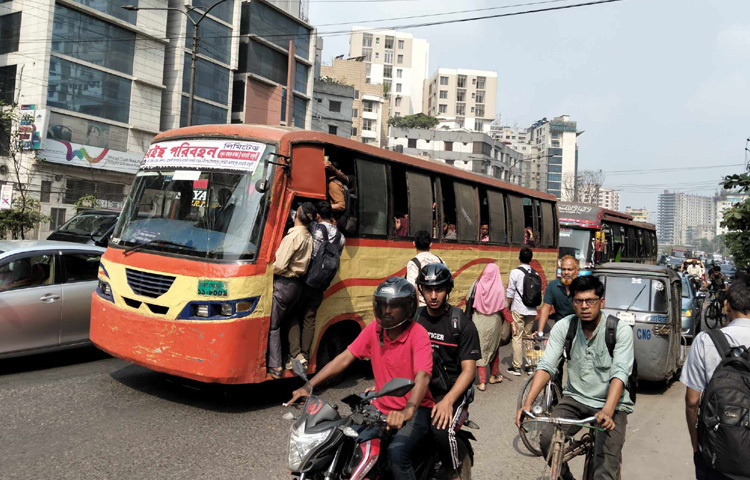 ছুটি শেষে চেনা রূপে ফিরেছে রাজধানী, সড়কে যানজট
