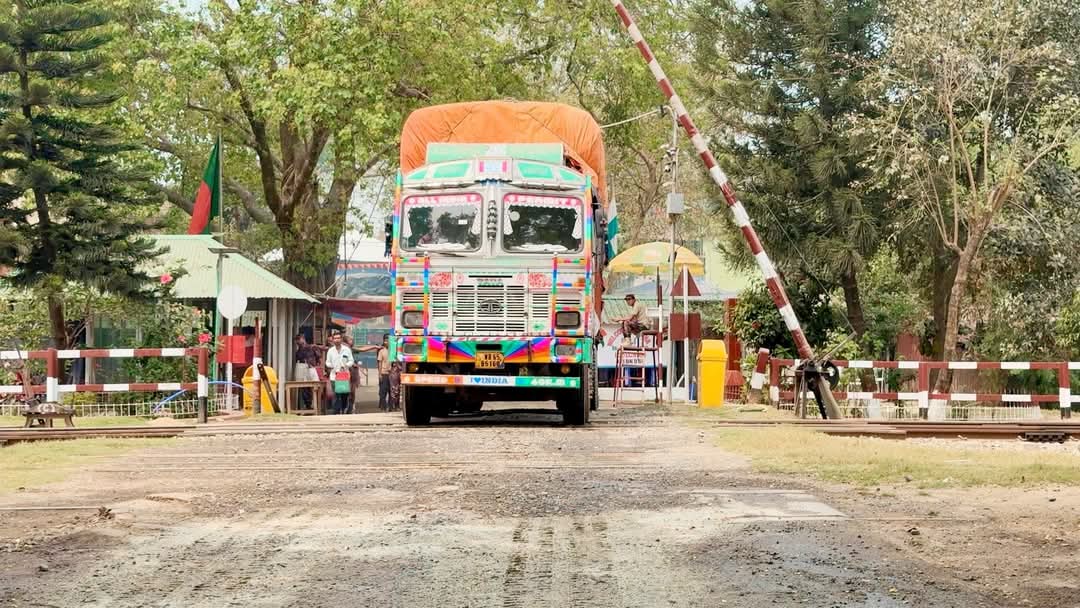আট দিন পর হিলি স্থলবন্দরের আমদানি-রফতানি পুনরায় চালু