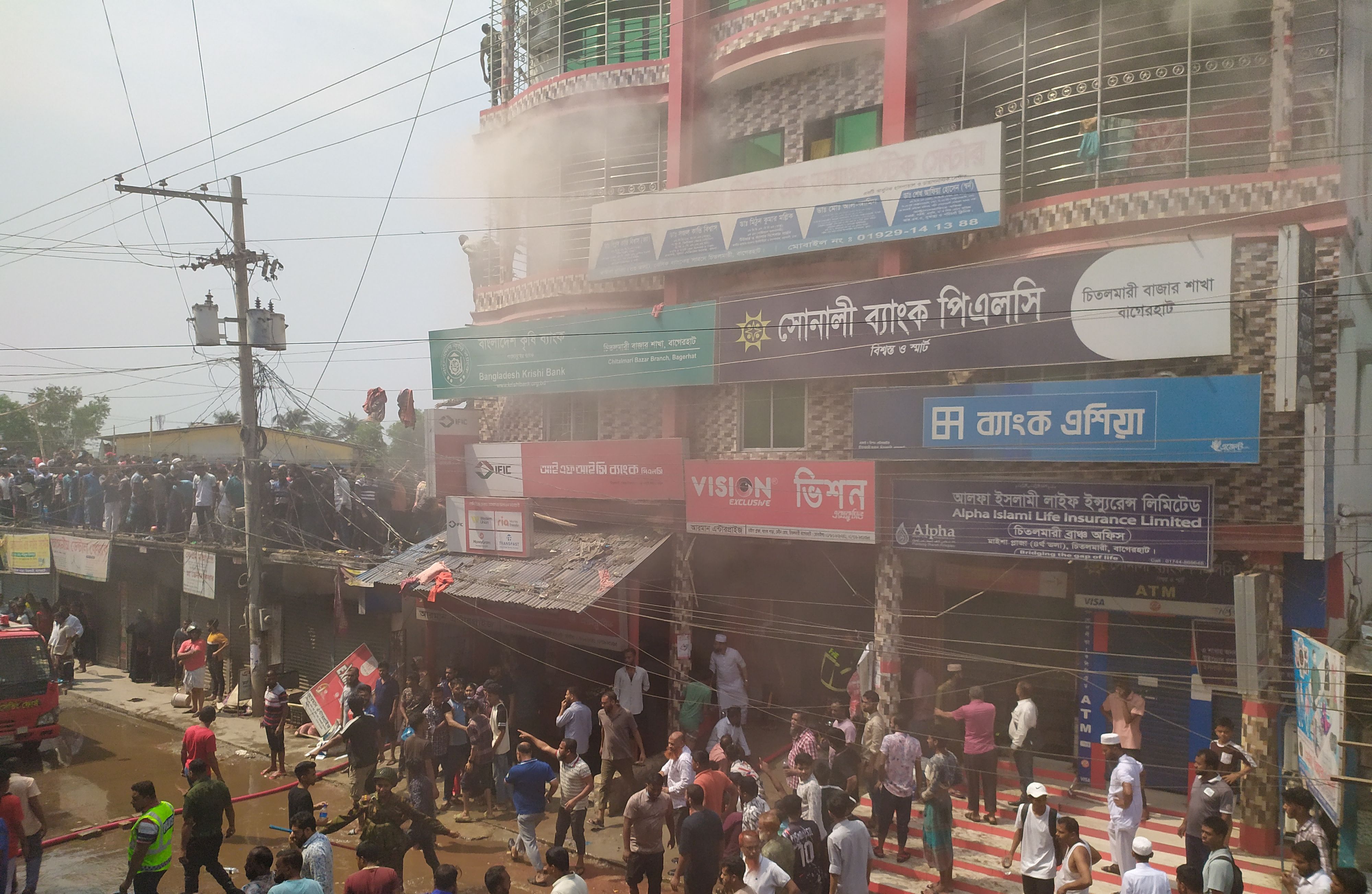 চিতলমারীতে বাণিজ্যিক বহুতল ভবনে অগ্নিকাণ্ডে এক নারীর মৃত্যু, আহত অর্ধশত