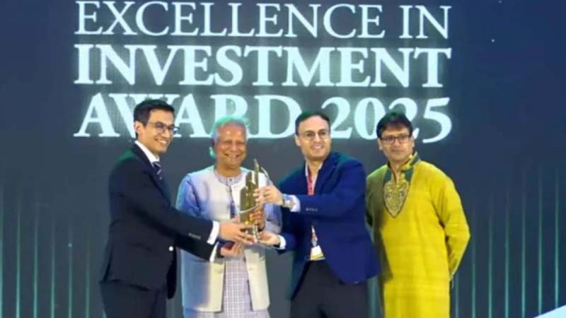 বিভিন্ন প্রতিষ্ঠানকে পুরস্কার দিলেন প্রধান উপদেষ্টা