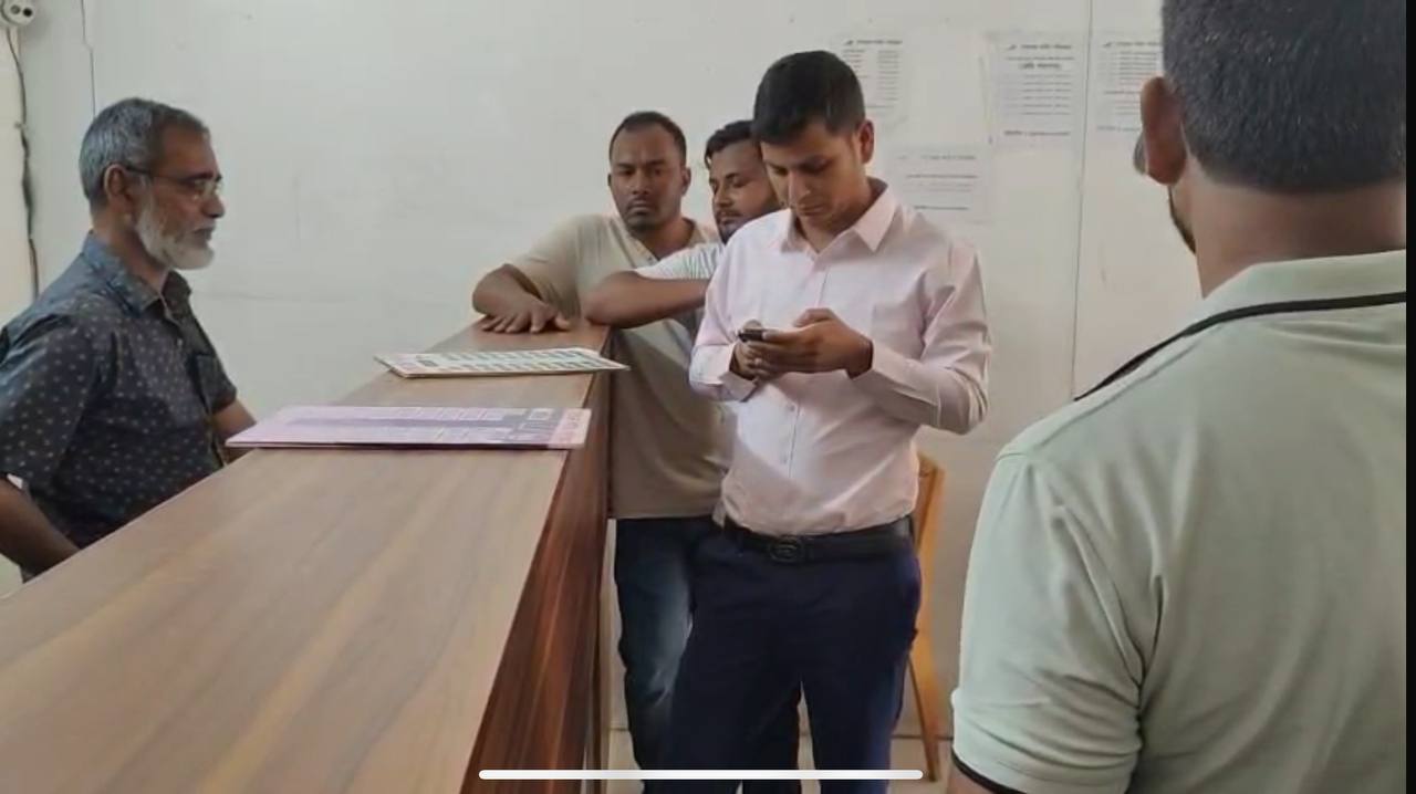 ফরিদপুরে অতিরিক্ত ভাড়া নেওয়ায় গোল্ডেন লাইন পরিবহনকে জরিমানা