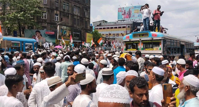 ওয়াকফ বিলের প্রতিবাদে ডাকা বিক্ষোভে অবরুদ্ধ কলকাতা শহর