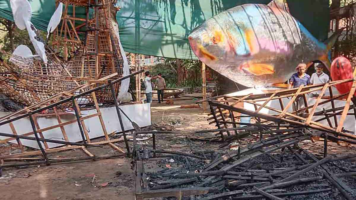 চারুকলায় নববর্ষ উপলক্ষে তৈরি ফ্যাসিস্টের মুখাকৃতিতে আগুন