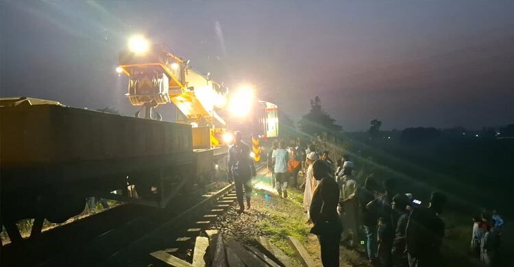 ১৪ ঘণ্টা পর উত্তরাঞ্চলের সঙ্গে ট্রেন চলাচল শুরু