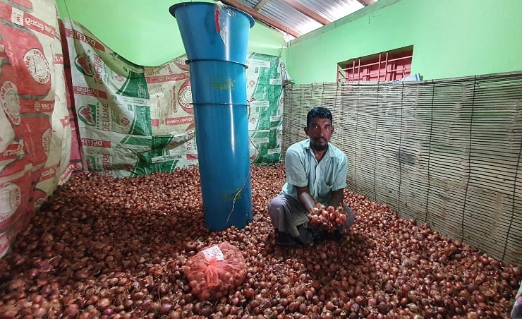 চাষিদের মাঝে জনপ্রিয় হচ্ছে ‘পেঁয়াজের এসি’