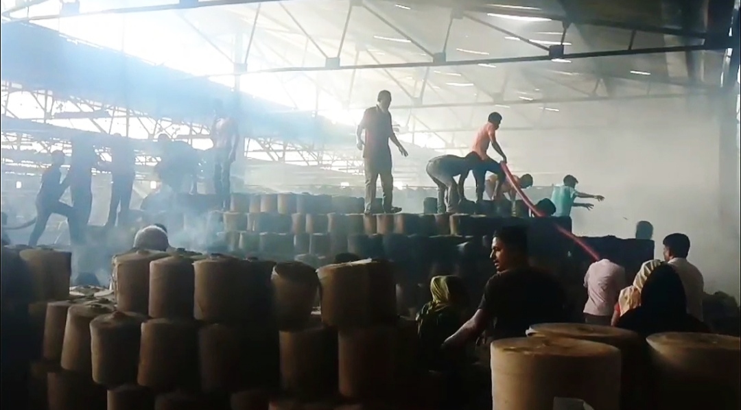 ফরিদপুরে জুট মিলে আগুন, দেড় ঘন্টা চেষ্টার পর আগুন নিয়ন্ত্রণে