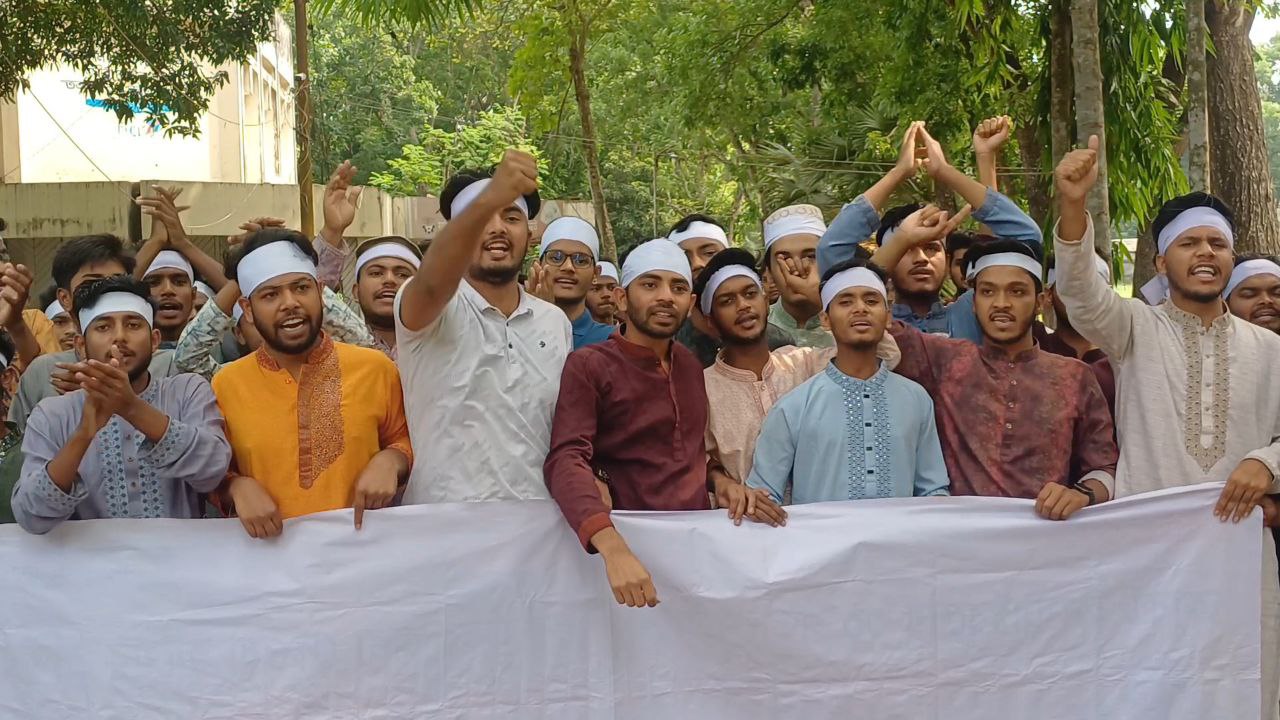 ফরিদপুর পলিটেকনিক ইনস্টিটিউটে কাফন মিছিল, শিক্ষার্থীদের প্রতিবাদ ও দাবি