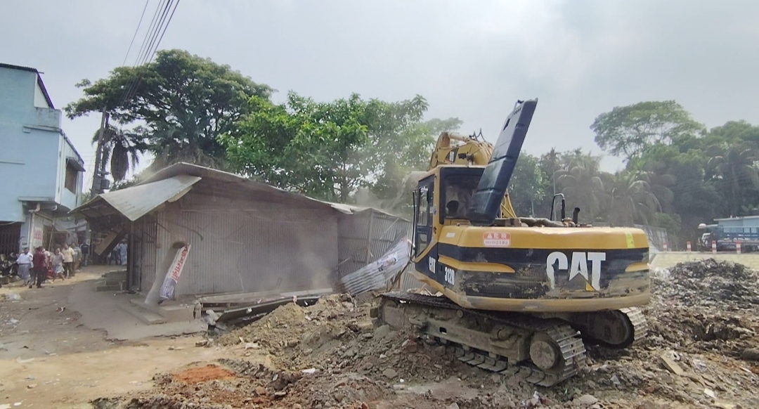 ফরিদপুরের সদরপুরে সরকারি জায়গা দখলমুক্ত করতে উচ্ছেদ অভিযান