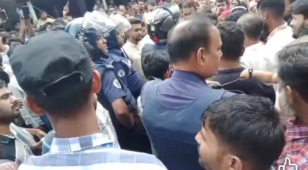 গাজীপুরে বকেয়া বেতনের দাবিতে ডার্ড শ্রমিকদের মহাসড়কে বিক্ষোভ
