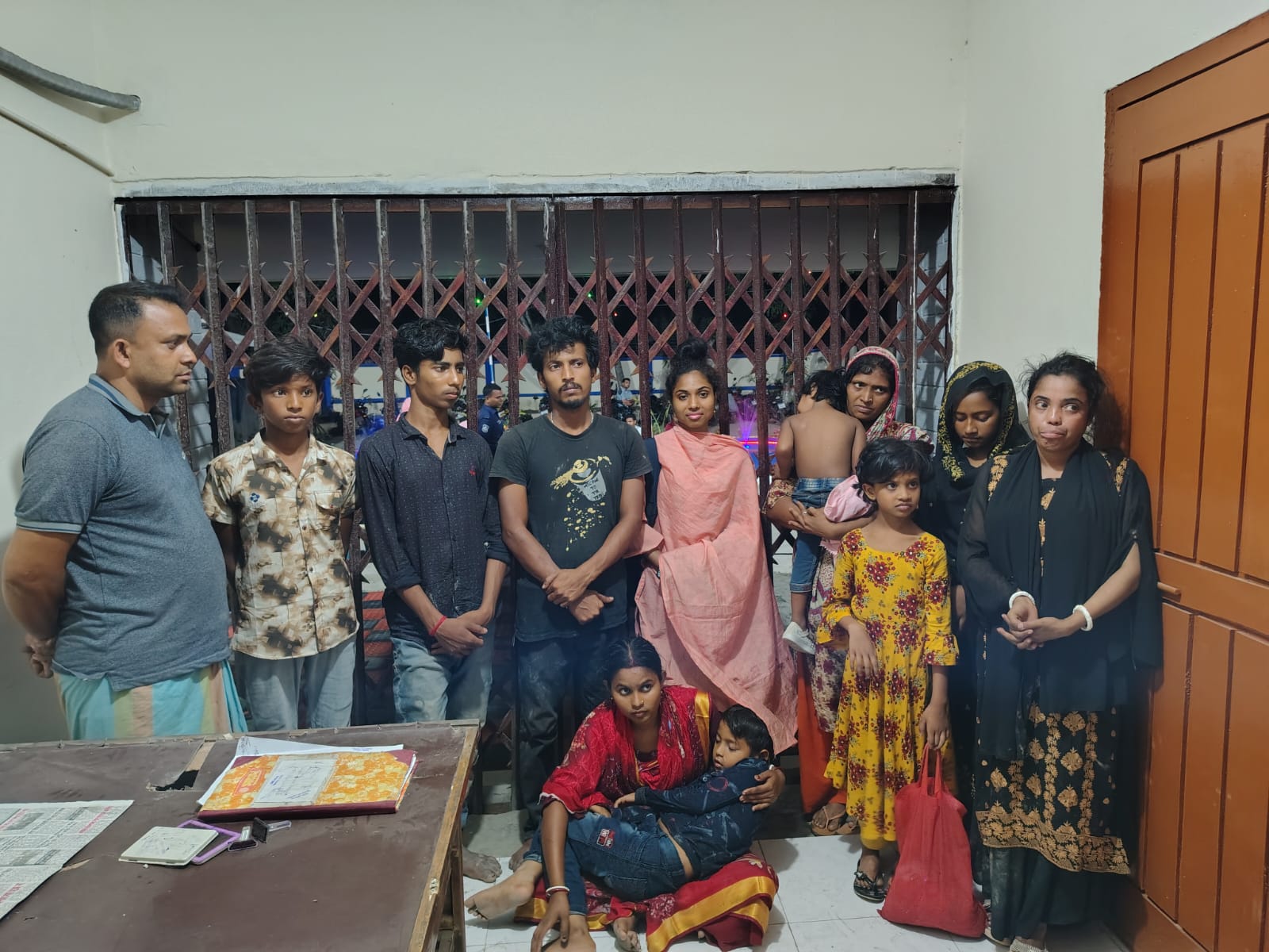 ভারতে পাচারকালে শ্যামনগরের কৈখালী সীমান্ত থেকে নারী-শিশুসহ ১২জন আটক